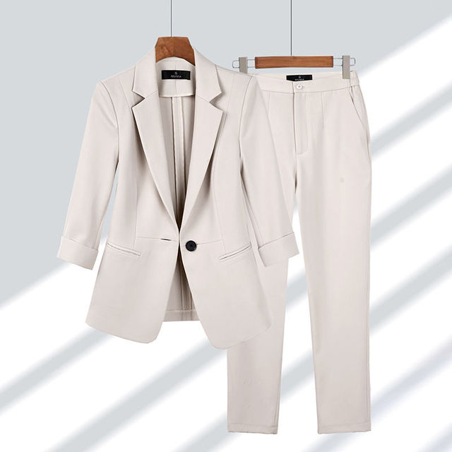 Vielseitiges Damen-Blazer-Hosen-Set, stilvoller Zweiteiler für Smart Casual & elegante Freizeit. Moderner Look.
