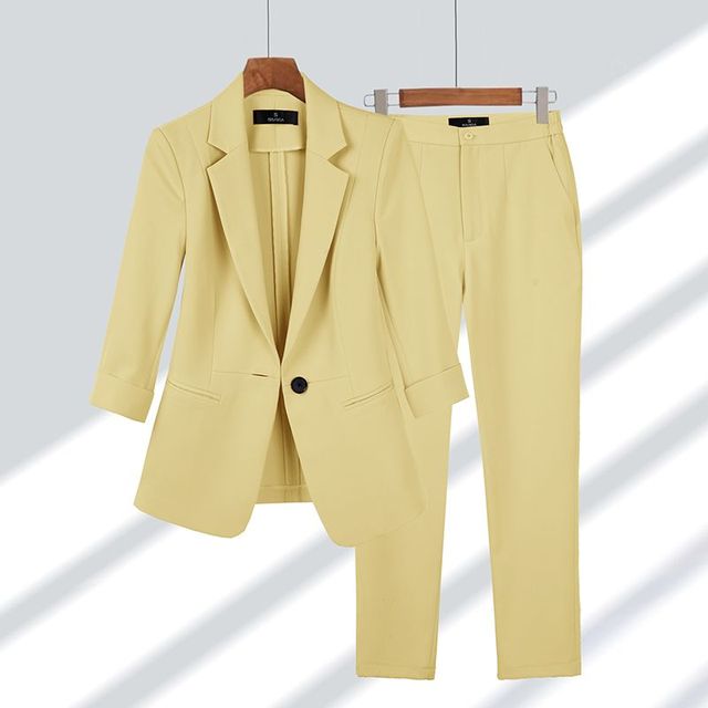 Moderner Damen Zweiteiler: Blazer & Hose. Eleganter Hosenanzug für stilvolle Business- & Freizeit-Looks.