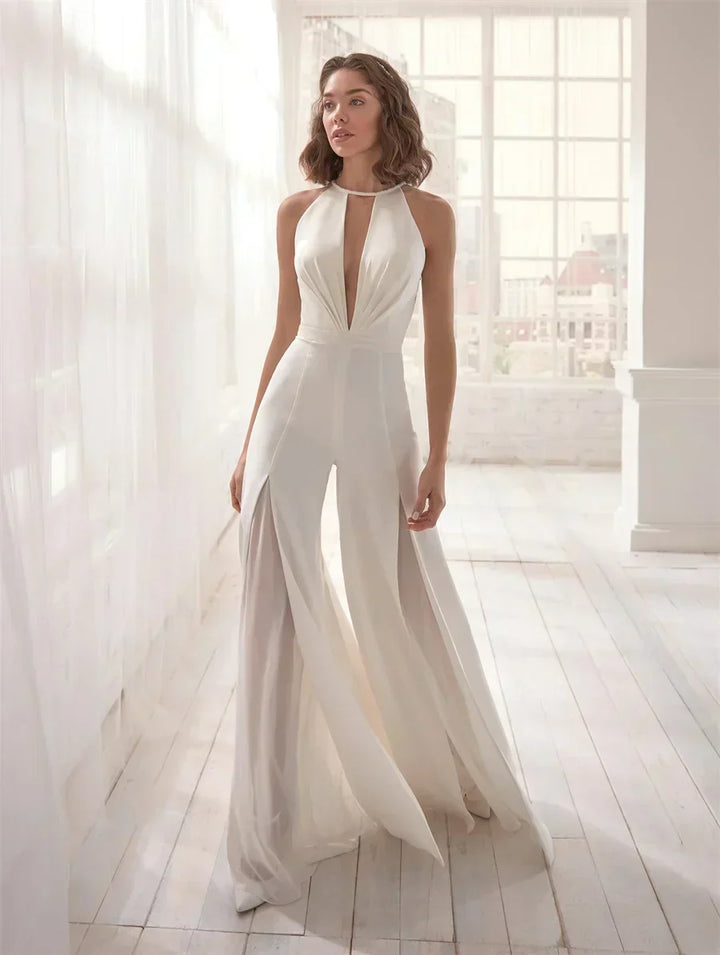 Eleganter Damen Jumpsuit Noemi mit tiefem V-Ausschnitt. Moderner Overall für Party, Abendmode & Sommer.