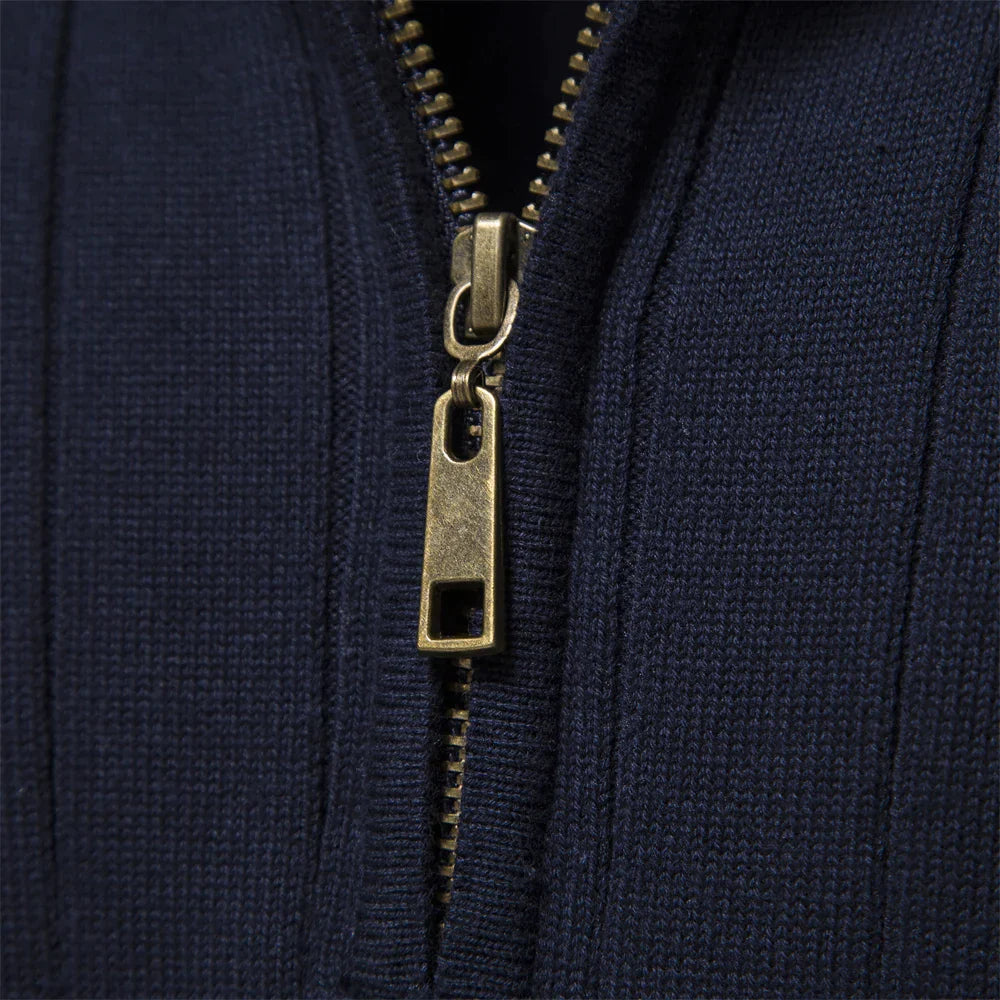 Mann trägt bequemen Herren Ribstrick-Pullover mit Rundhals im Smart Casual Outfit für den Herbst.