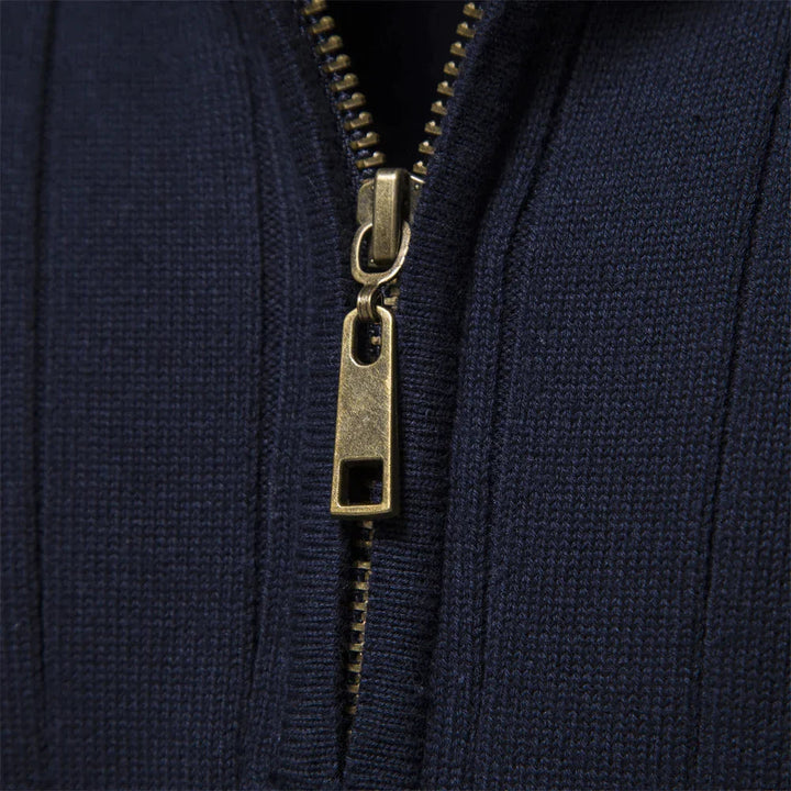 Mann trägt bequemen Herren Ribstrick-Pullover mit Rundhals im Smart Casual Outfit für den Herbst.
