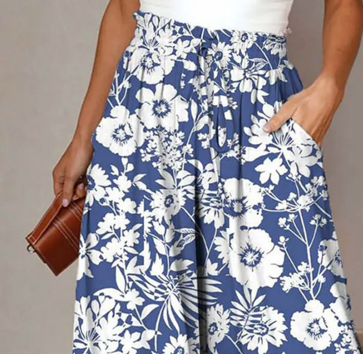 Bequeme Damenhose mit floralem Blumendruck, Seitentaschen und vielseitigem Design. Perfekte Alltags- und Sommerhose.