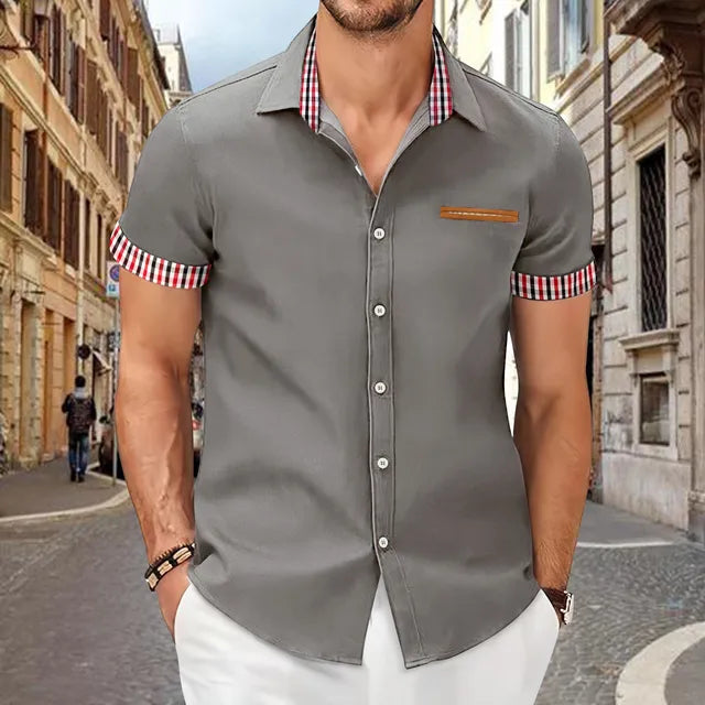 Modernes kariertes Herren Kurzarmhemd mit praktischer Knopfleiste. Leichte Sommer-Mode, perfekt für stilvolle Looks.