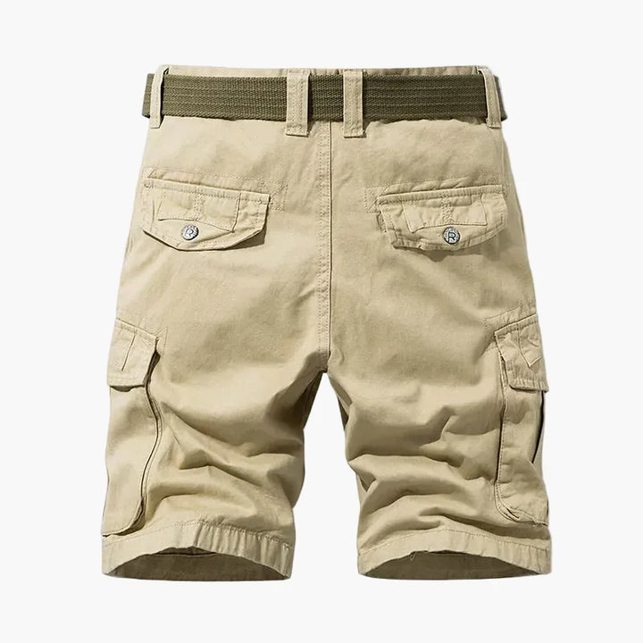 Detailaufnahme der Herren Cargo-Shorts: Seitliche Cargotaschen & Gürtelschlaufen. Praktisch & stilvoll.