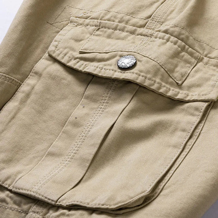 Mann trägt bequeme Herren Cargo-Shorts beim Spaziergang. Zeigt Bewegungsfreiheit & lässigen Sommer-Look.