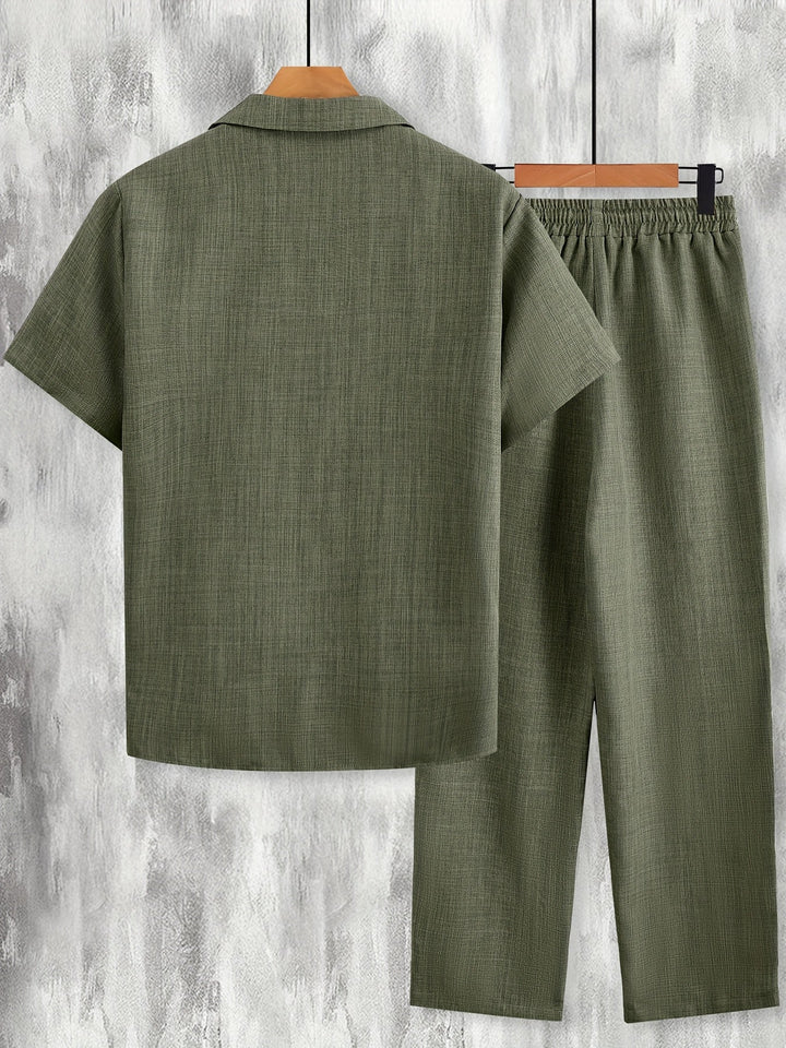 Herren Sommerkleidung: Modernes Freizeit Set mit luftigem Kurzarmhemd & Hose.