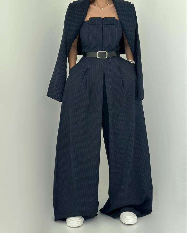 Damen Dreiteiler: Eleganter trägerloser Jumpsuit, Hose mit weitem Bein & kurze Jacke. Stilvolles Sommer Set.