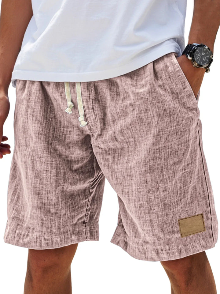 Rückansicht der bequemen Herren Relaxed Fit Shorts. Zeigt praktische Taschen & den lockeren Schnitt für Freizeit & Urlaub.