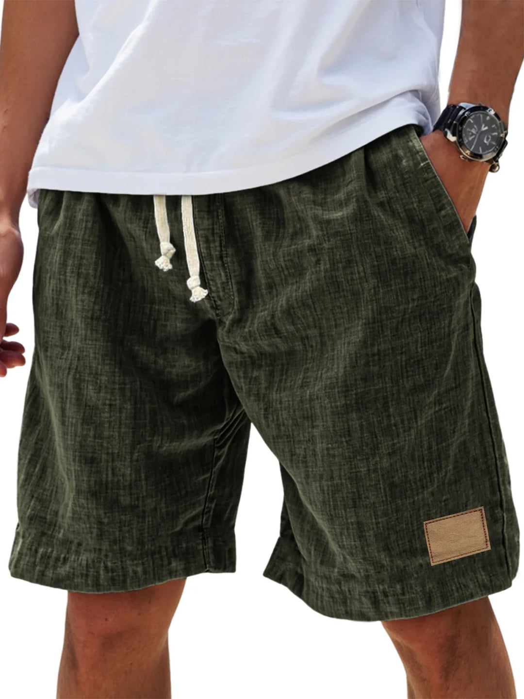 Modische Herren Shorts im Relaxed Fit, kombiniert mit einem Sommeroutfit. Perfekte Freizeitkleidung für Männer.