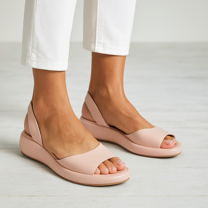 Stylische Damensandalen mit offener Spitze und bequemem, gepolsterten Fußbett. Ideale Freizeitschuhe.