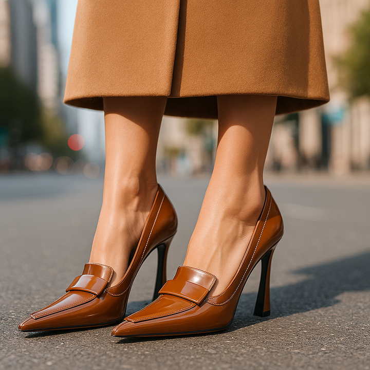 Braune spitz zulaufende Damen Pumps. Glänzende Abendschuhe oder Büroschuhe für stilvolle Frauen.