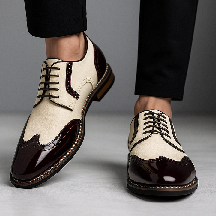 Nahaufnahme der charakteristischen Wingtip-Details und des Brogue-Lochmusters an einem braunen Herrenschuh.