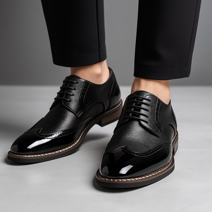 Hochwertige Herren Wingtip Brogues in Braun, klassisch und elegant, ein Muss für jeden festlichen Anlass.