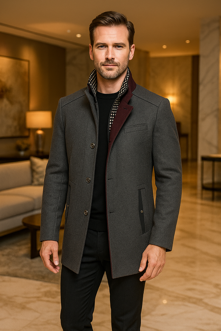 Zeitloser Business Herren Langmantel im Slim Fit. Seriöser Auftritt, hochwertige Männermode für den Alltag.