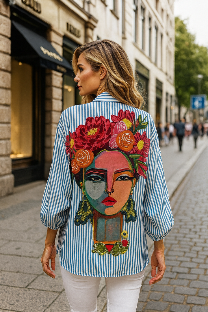 Nahaufnahme der gestreiften Künstlerbluse mit Umlegekragen, zeigt den einzigartigen Malereffekt und das Design.