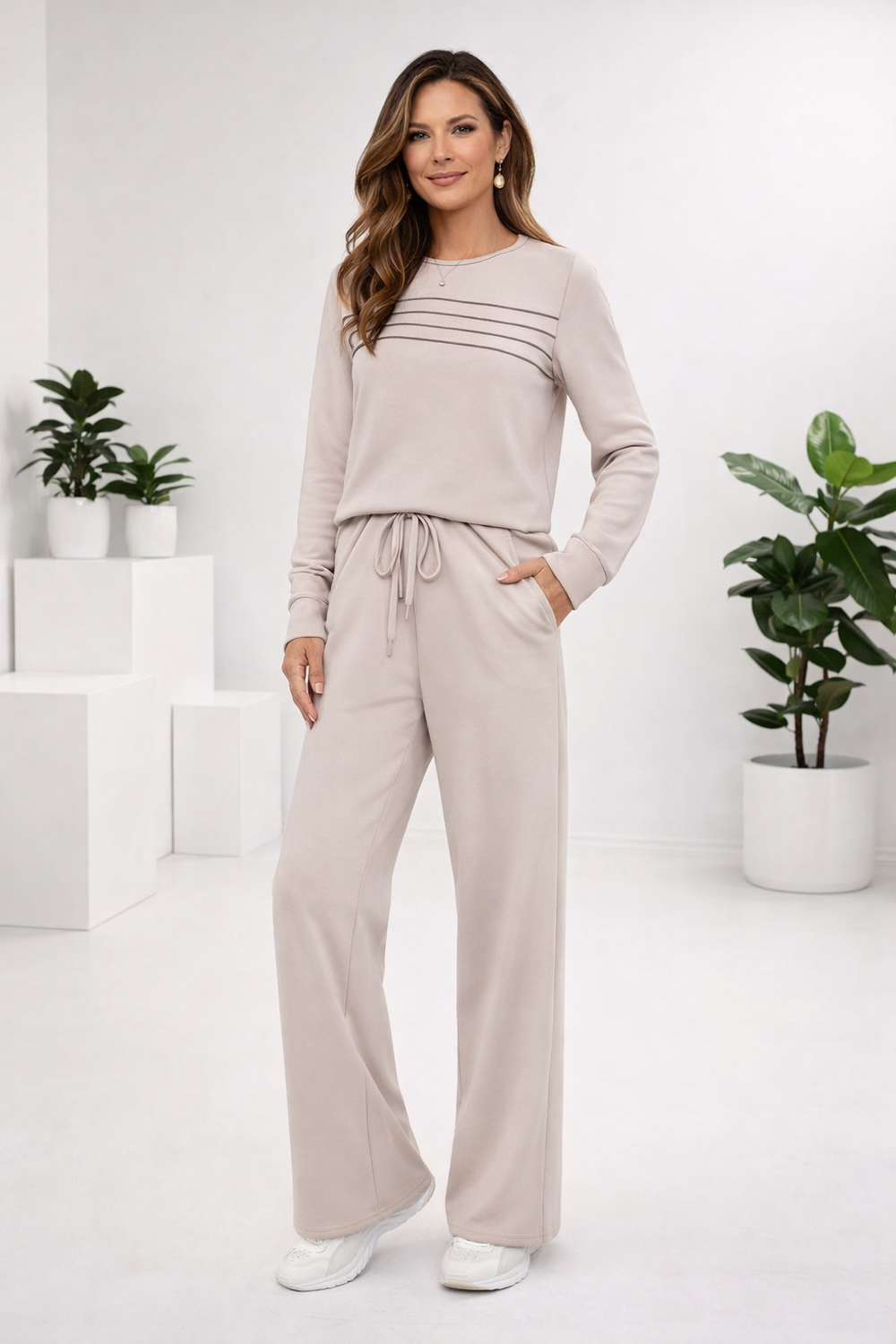 Stylisches Damen Zweiteiler-Set: Rundhals-Oberteil und Kordelzug-Hose, ideal für Freizeit.