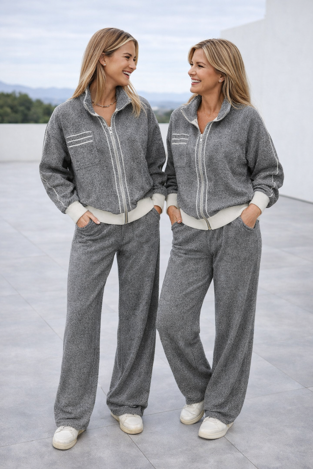Modell trägt graues Damen Set: Weibliches Modell in einem eleganten, bequemen grauen Zweiteiler für Damen.