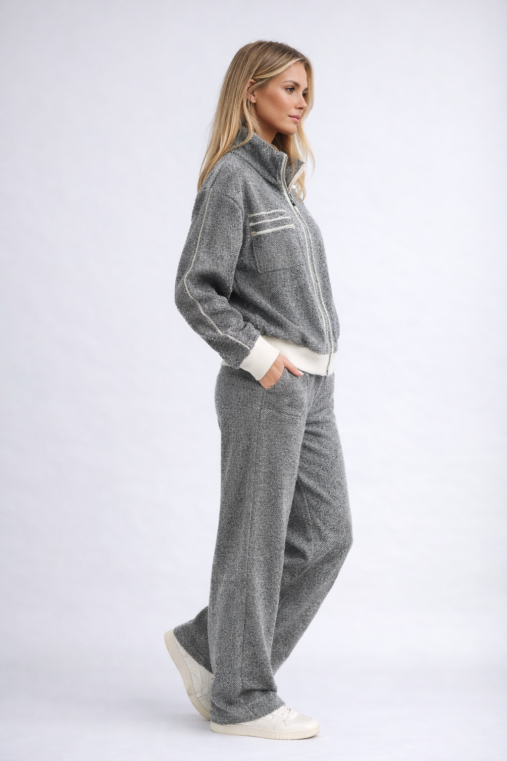 Reiseoutfit Damen Set Grau: Praktisches & bequemes graues Damen Set, ideal als stilvolles Reiseoutfit.