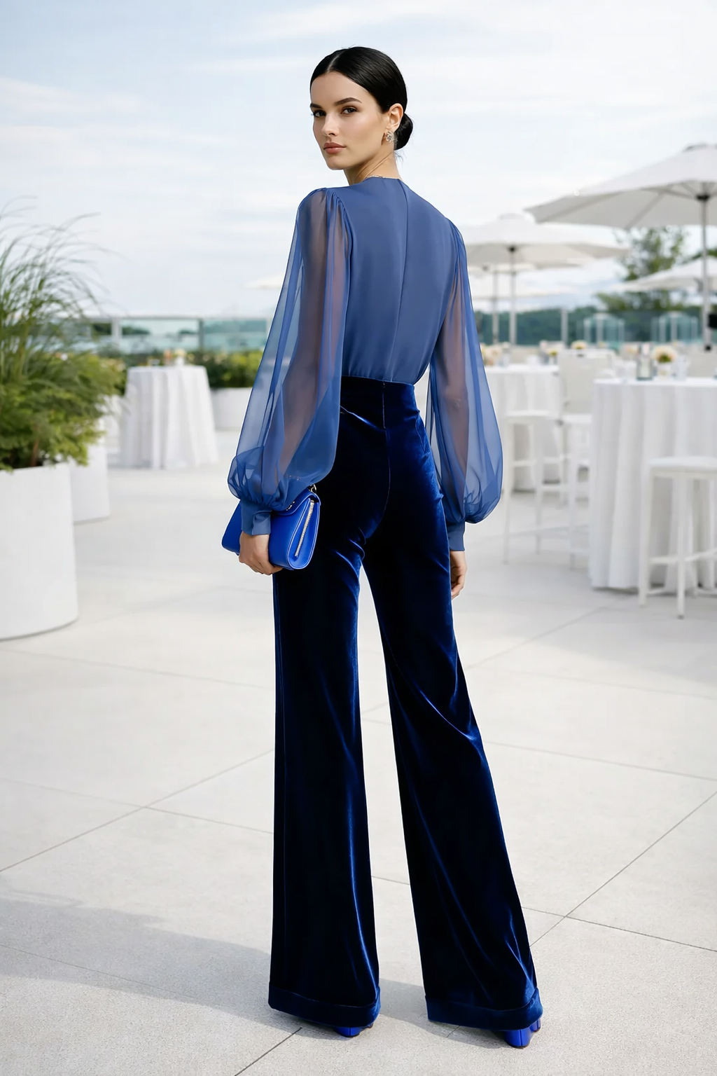 Eleganter dunkelblauer Damen Jumpsuit mit langarm, V-Ausschnitt und Taillierung für Business und Abendgarderobe.
