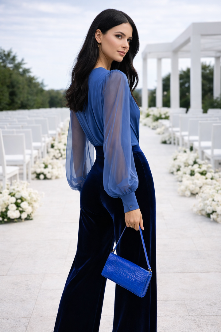 Schicker Damen Jumpsuit langarm in Dunkelblau, mit V-Ausschnitt & elegant tailliert. Vielseitig für Freizeit.