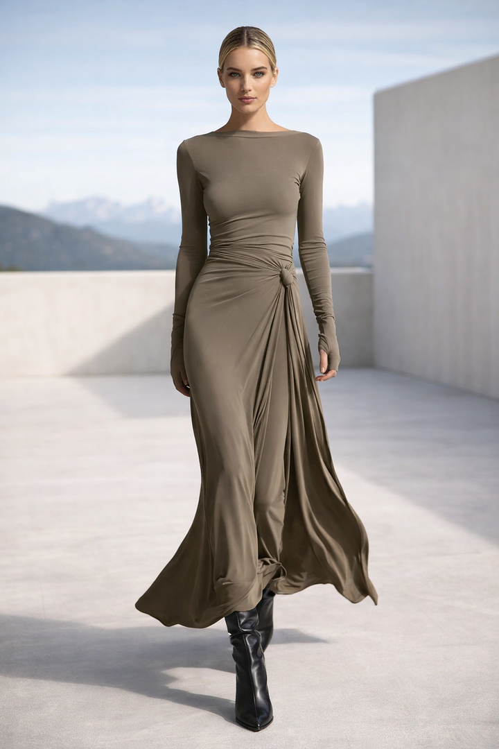 Elegantes figurbetontes Damen Maxikleid mit hohem Seitenschlitz & raffinierter Drapierung, perfekt für Abend.