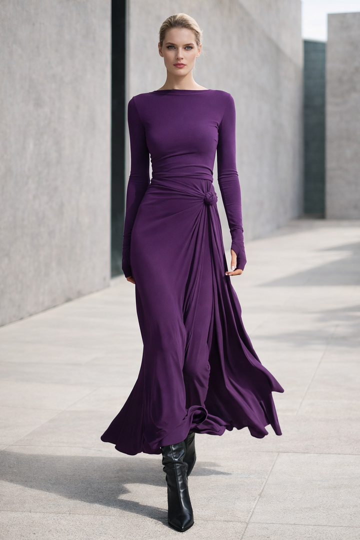 Detail der eleganten Drapierung am figurbetonten Maxikleid für Damen, modisches Langarmkleid.