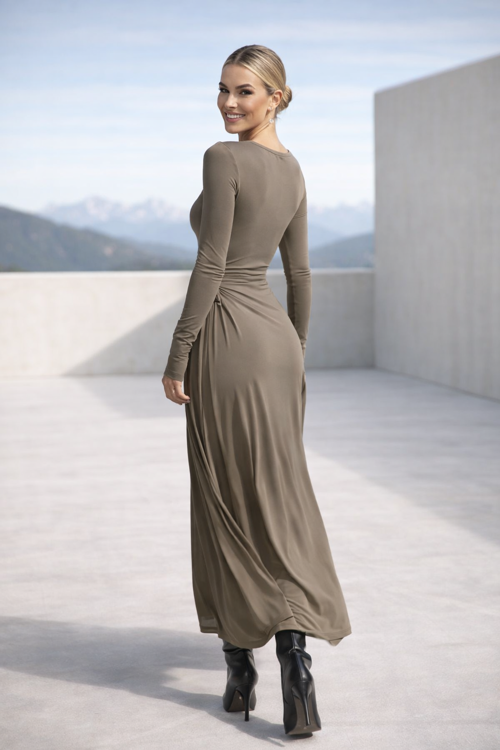 Elegantes figurbetontes Damen Maxikleid in voller Länge, mit fließendem Rock & Seitenschlitz. Modisches Langarmkleid.