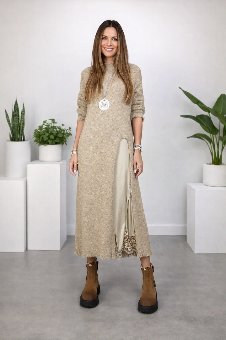 Model trägt elegantes Damen Zweiteiler Set: Pullover & Unterkleid, ideal für moderne Alltags-Outfits.