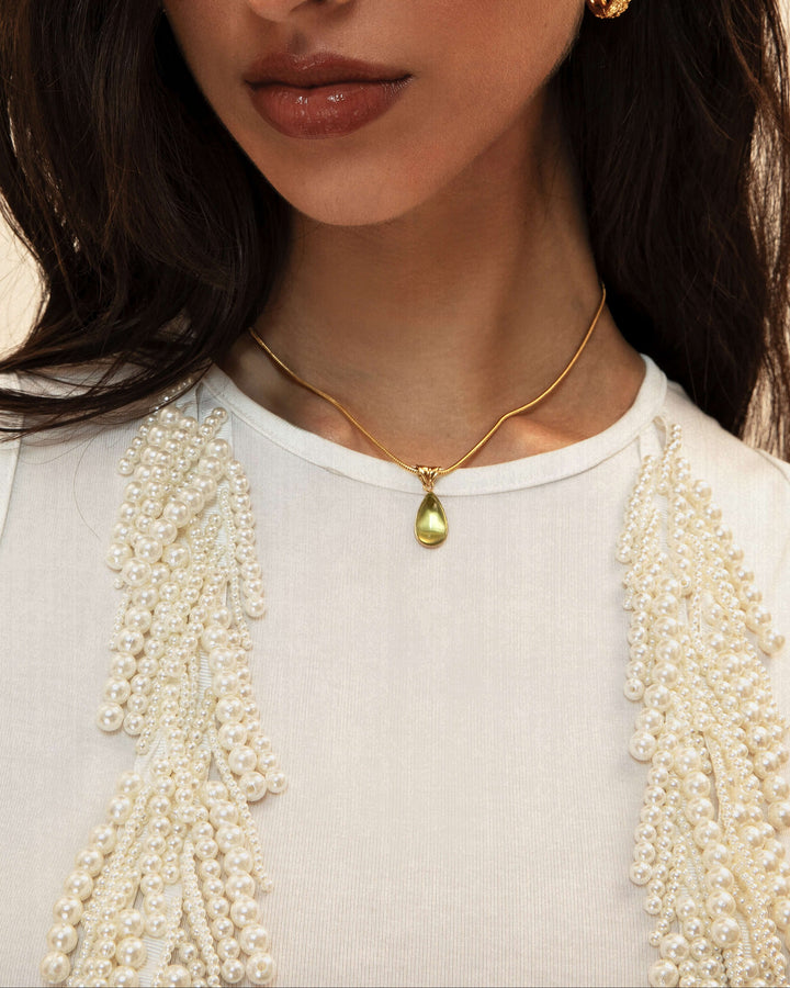 Schicke goldene Halskette für Damen, hypoallergen mit stilvollem Tropfen-Design.