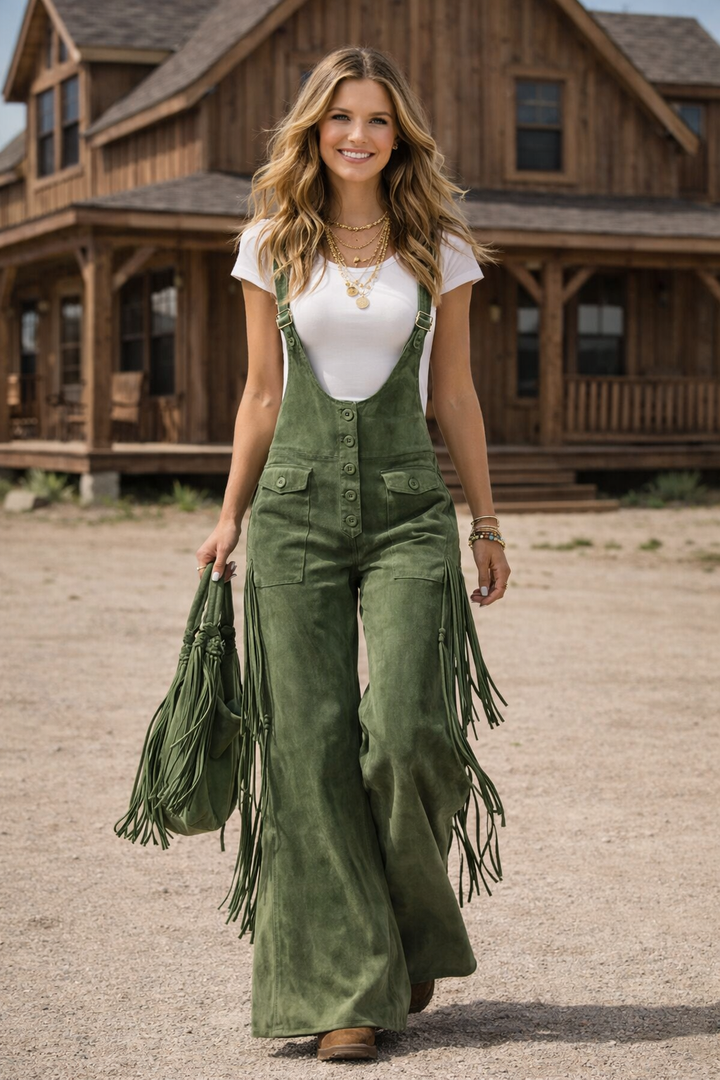 Seitliche Ansicht der Damen Latzhose, zeigt das fließende weite Bein und die Fransen für einen lässigen Chic.