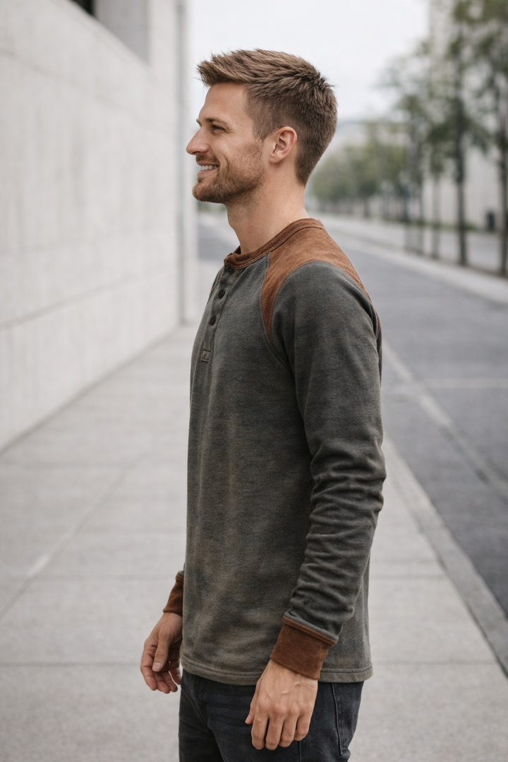 Detail: Graues Herren Langarmshirt in Pastell. Regular Fit Männershirt, bequem & stylisch für Herrenmode.