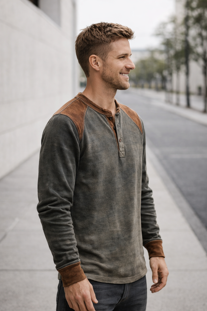 Mann trägt bequemes graues Herren Langarmshirt, Regular Fit, perfekt für Sport oder den vielseitigen Alltag.