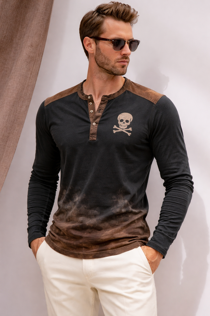 Bequemes Herren Langarmshirt im Henley-Stil mit Totenkopf-Print. Ideal für rebellische Männer.
