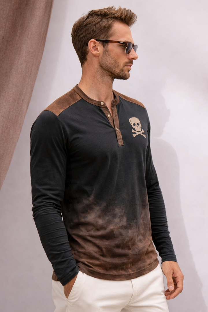 Herren Langarmshirt mit Totenkopf-Print. Ein Henley-Shirt für lässige Freizeit- und Streetwear-Outfits.