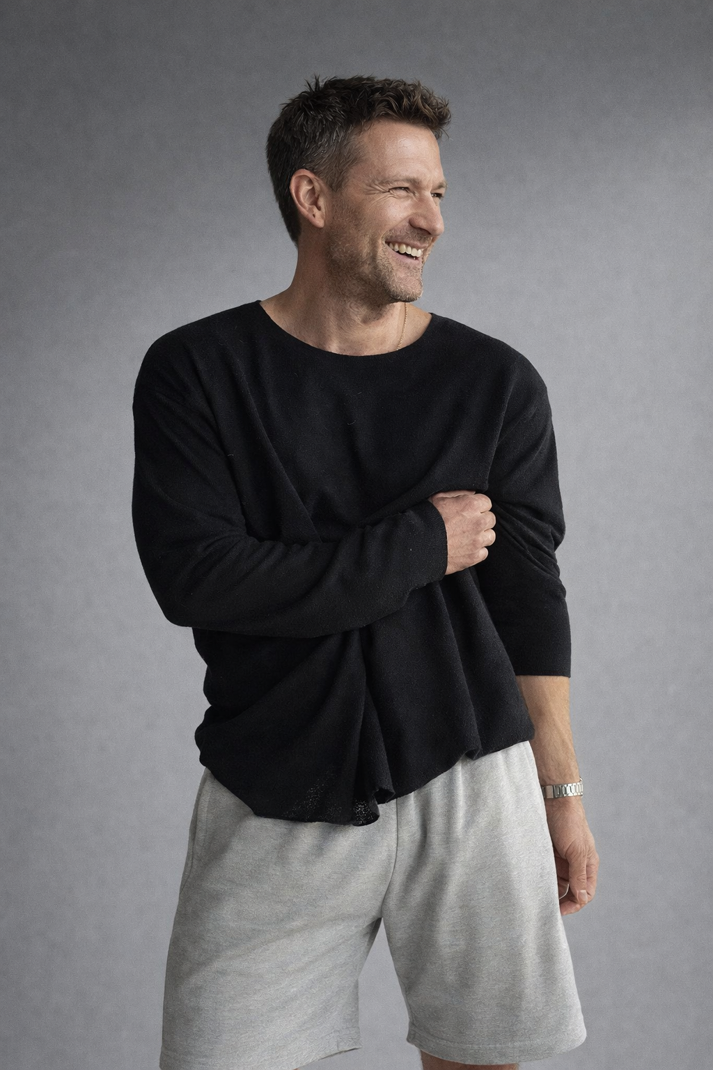 Minimalistisches Herren Rundhals T-Shirt, atmungsaktiv & leicht. Perfekt für bequeme Freizeitlooks im Frühling und Sommer.