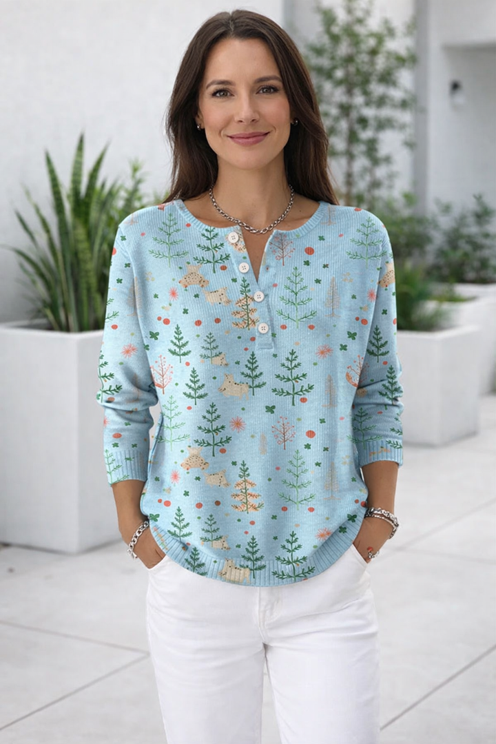 Weihnachtliche Damenbluse mit Tannenbaum-Muster. Lockere Freizeitbluse mit Knopfausschnitt, ideal für festliche Wintermode.