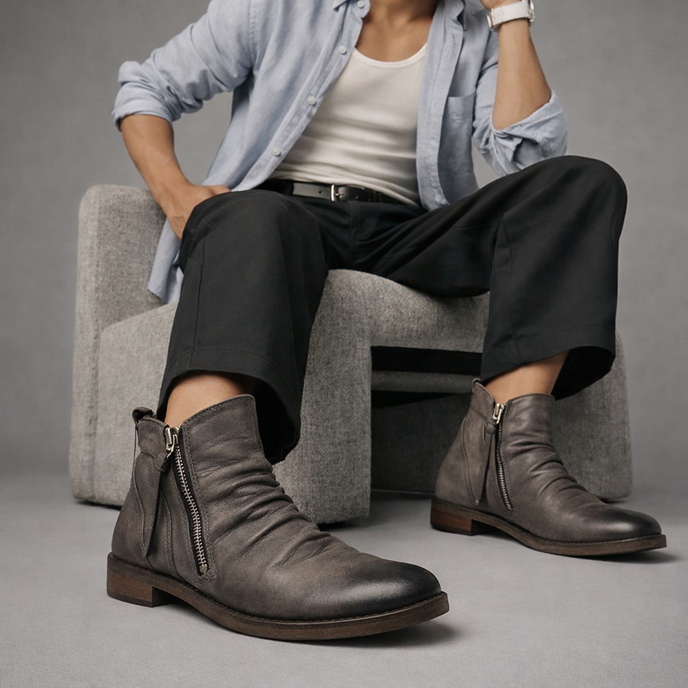 Hochwertige Herren Chelsea Boots, detailreiche Ansicht des Leders & elastischen Einsatzes.