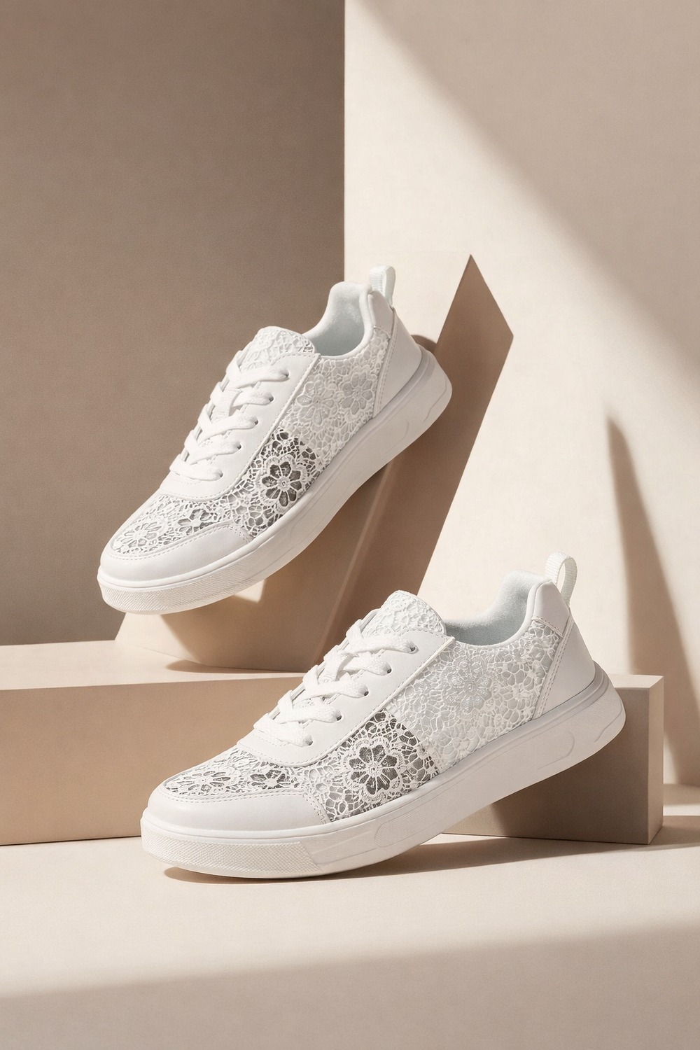 Bequeme weiße Damen Sneakers mit floralem Design. Leicht & atmungsaktiv, ideale Schnürschuhe für Frühling & Sommer.