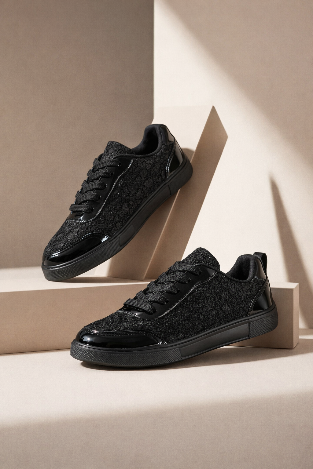 Modische weiße Damen Sneakers mit elegantem Blumenprint, Schnürung für optimalen Halt. Perfekte Freizeitschuhe.