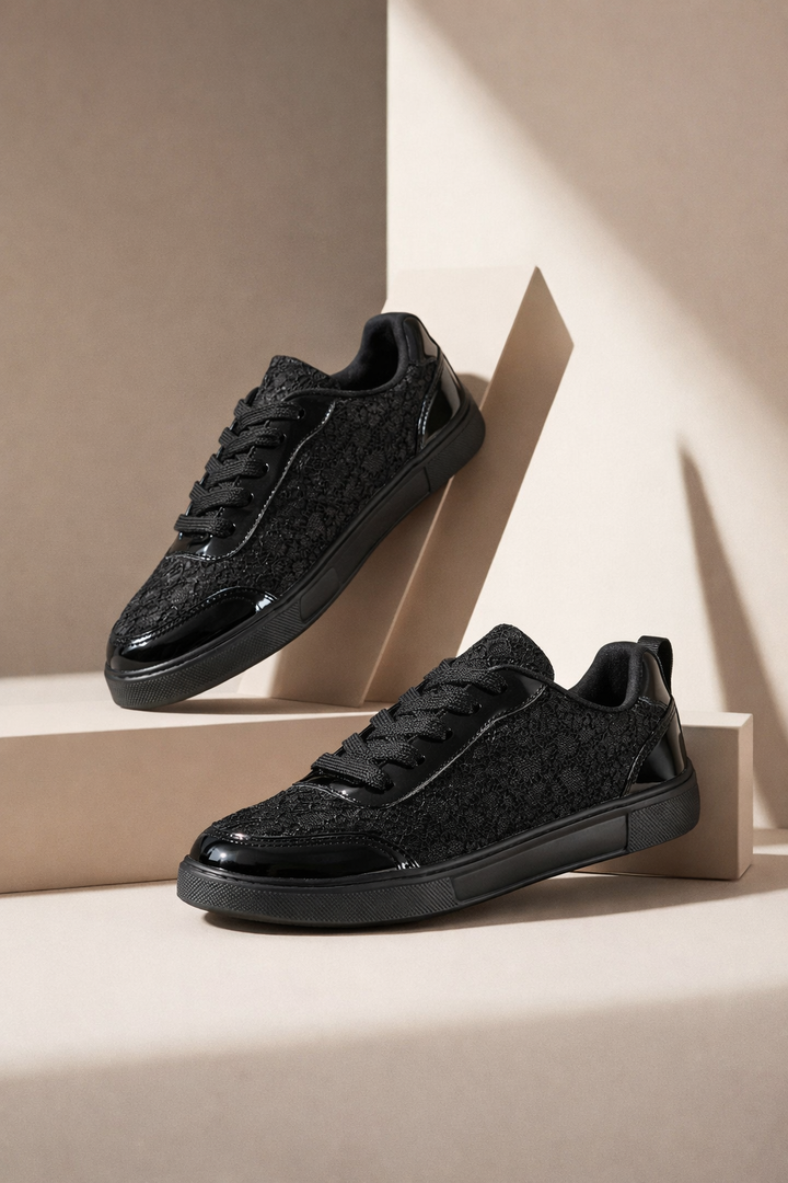Modische weiße Damen Sneakers mit elegantem Blumenprint, Schnürung für optimalen Halt. Perfekte Freizeitschuhe.