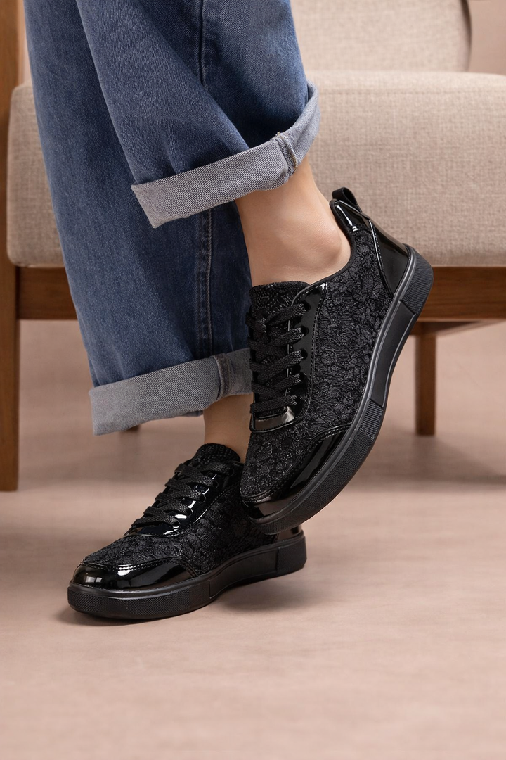 Leichte weiße Damen Sneakers mit bequemer Schnürung und schönem Blumenmuster. Optimal für lange Tage und Spaziergänge.