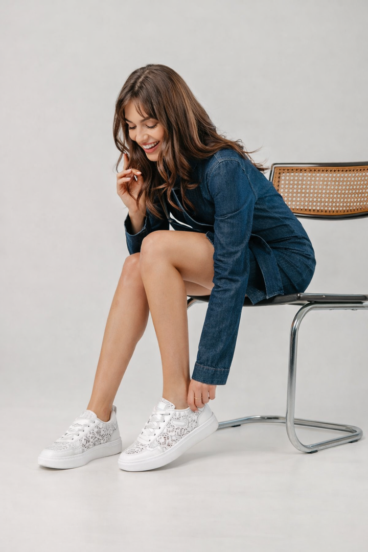 Weiße Damen Sneakers mit farbigem Blumenmuster und Schnürverschluss. Komfortable Alltagsschuhe für modebewusste Frauen.