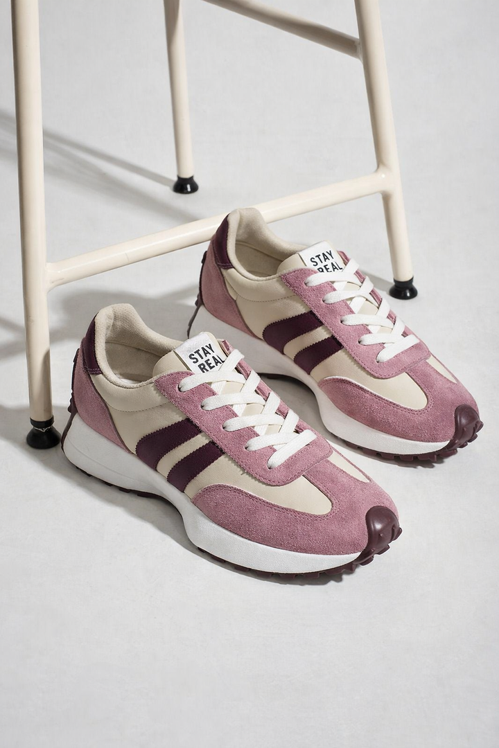 Bequemer Halima Unisex Retro-Sneaker, Vorderansicht mit Schnürung & sportlichem Zehenbereich.