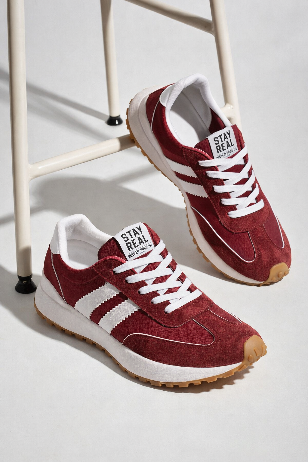 Detailaufnahme der hochwertigen Materialien des Halima Retro-Sneakers: Wildleder & Mesh.