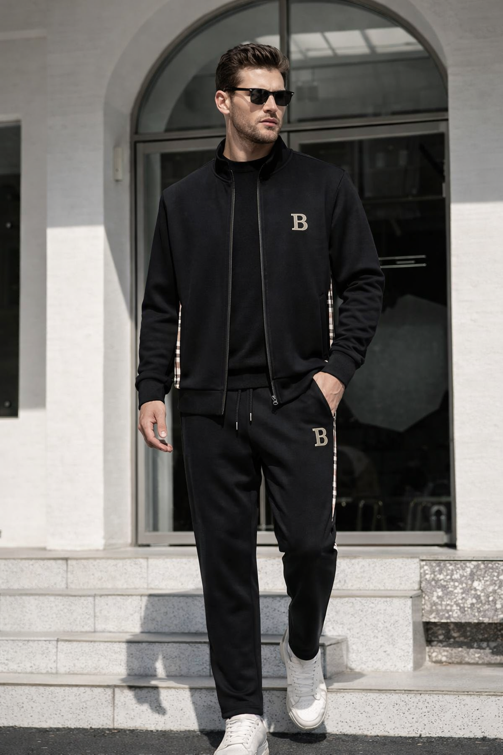 Bequemer karierter Herren Sportanzug. Moderner Trainingsanzug für Männer mit praktischem Full-Zip.