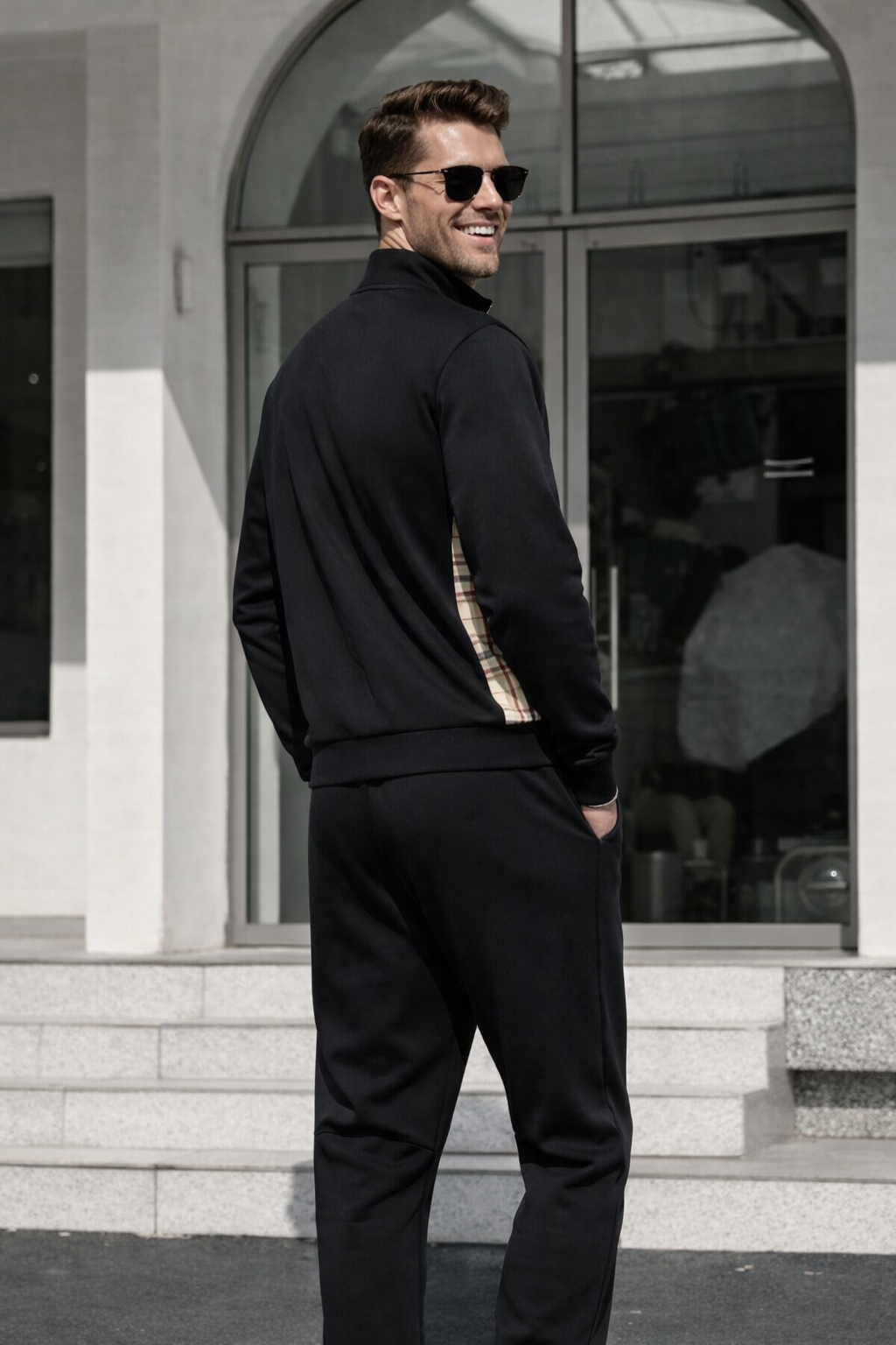 Herren Freizeitanzug kariert mit Full-Zip Jacke und Kordelzug. Vielseitige, bequeme Sportbekleidung.