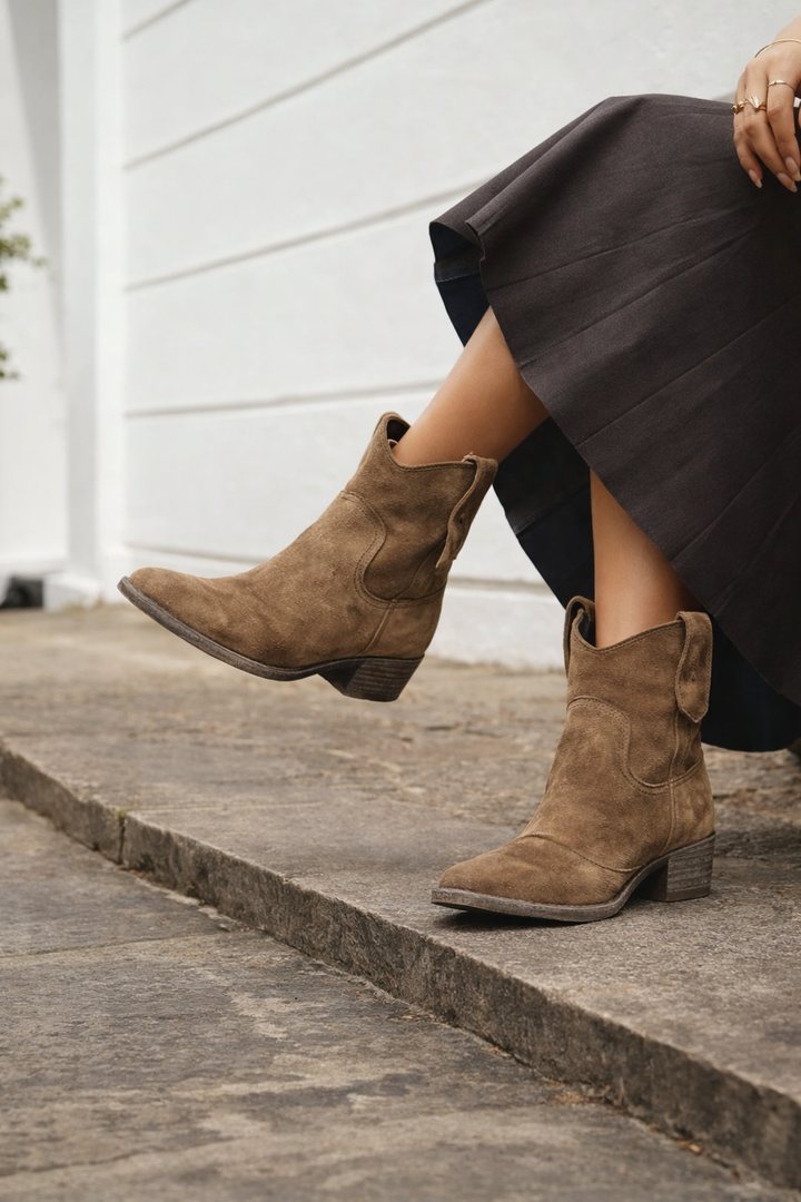 Bequeme Slip-on Damen Stiefeletten mit Blockabsatz; elegante Herbstschuhe & modische Winter Boots.