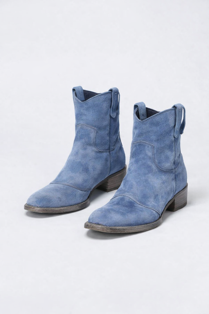 Seitliche Ansicht der schwarzen Damen Boots mit Blockabsatz; elegante & bequeme Stiefeletten.