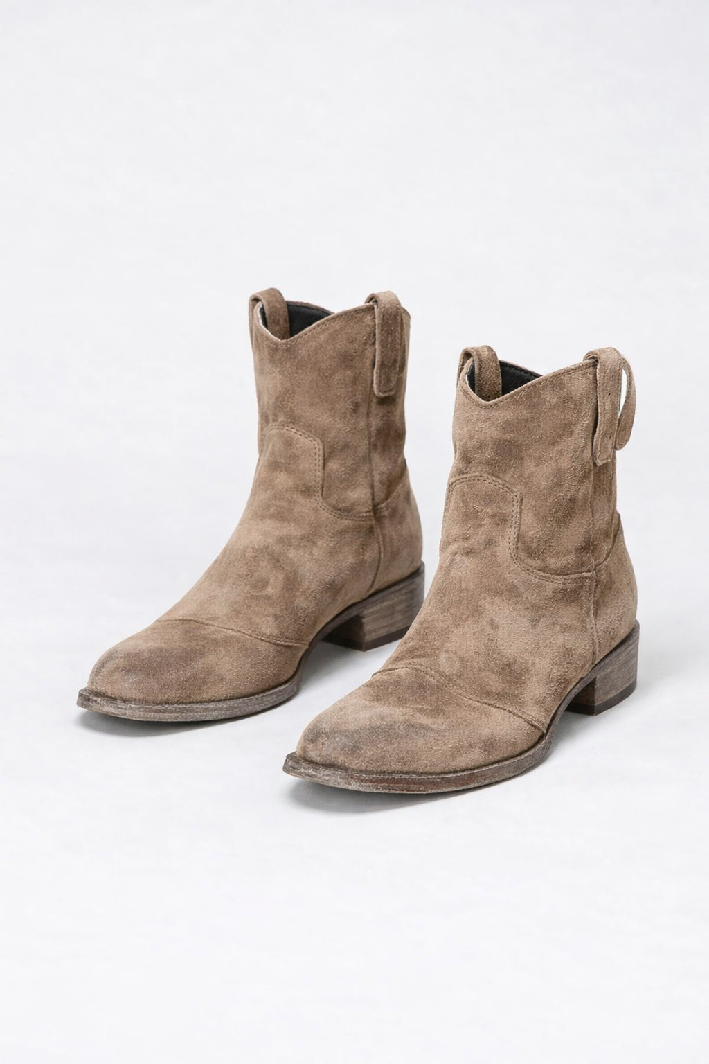 Detailaufnahme des Blockabsatzes bei den eleganten Damen Stiefeletten; bequeme & stylische Schuhe.