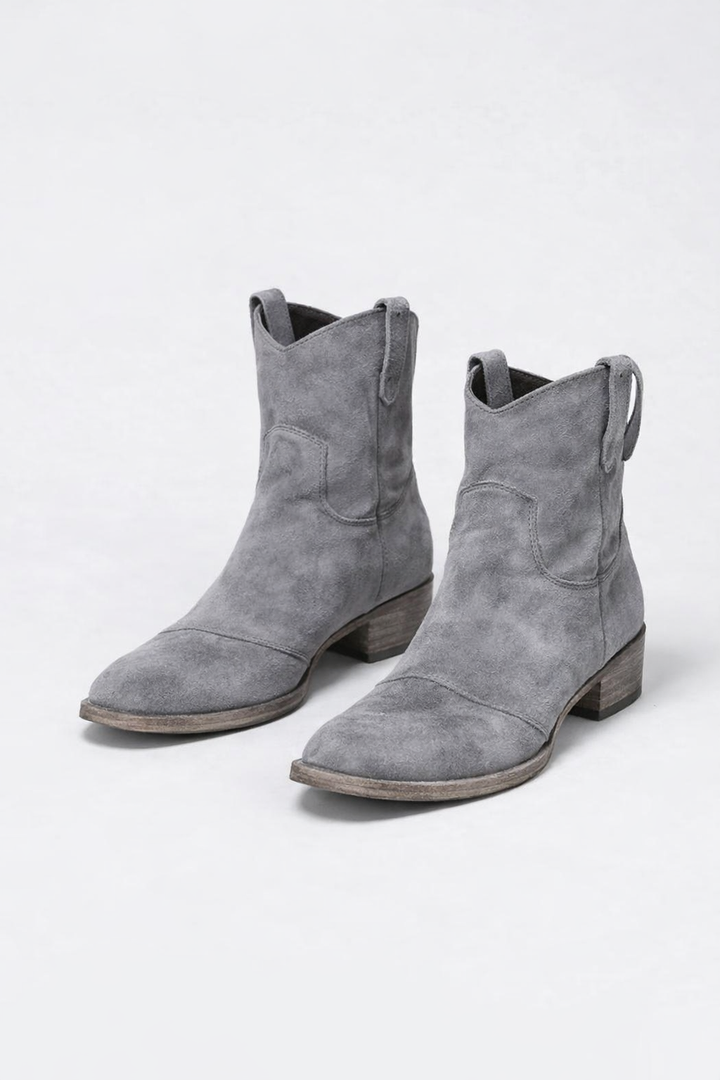 Vorderansicht der modischen Damen Stiefeletten; stilvolle Slip-on Boots für einen schicken Look.
